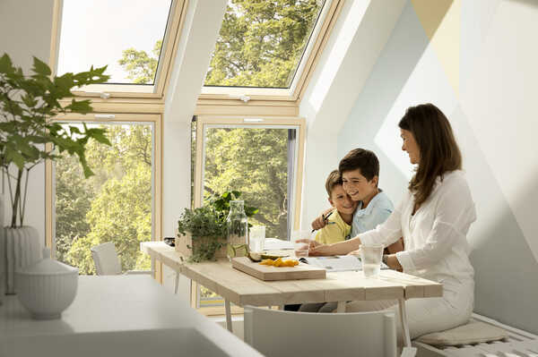 Das Leben genießen im individuell geplanten Fertighaus wird mit den maßgeschneiderten Dachfenster-Lösungen von VELUX noch schöner